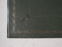Grüne Leder Schreibunterlage  mit Freimaurer Embleml M226f 70x50cm